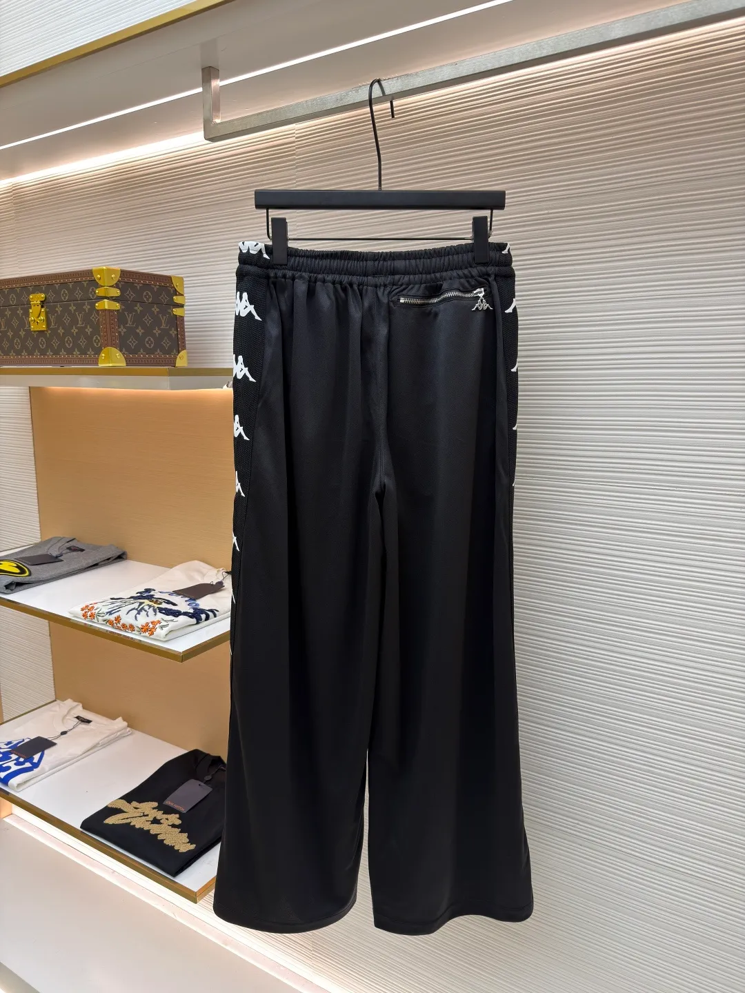 Acne Studios The iconic Acne Studios logo is exquisitely footnoted, encountering Kappa's classic logo and arranged in an orderly manner. The classic string logo pattern presents the side in a smart manner, injecting a dynamic soul into the pants. The metal decoration is scattered and low-key, highlighting the noble lineage of the joint name. A unique fashion feast uses imported machine embroidery technology. Advanced computer control systems and sophisticated mechanical components are used to realize the Acne Studios X Kappa logo embroidery operation with high precision, smooth and delicate lines, and jacquard technology. By weaving the Acne Studios and Kappa logo patterns on the surface of the fabric, the technology controls the interweaving of the warp and weft lines, and precisely controls the interweaving density and tension of the yarn to make it more three-dimensional. The webbing is electrically cut by hand at the flower position. The webbing is accurately aligned manually and then cut using electric cutting equipment to ensure that the patterns are accurately connected. The fabrics have been washed and have a better hand feel and texture. It is not easy to deform, shrink or fade, and maintains long-term beauty. The overall wiring is straight and delicate, the fabric is comfortable and soft, and the color is consistent without color difference. It can be matched with the same style to create a fashionable look and control various occasions. Customized accessories, complete with three standards, same style for men and women!